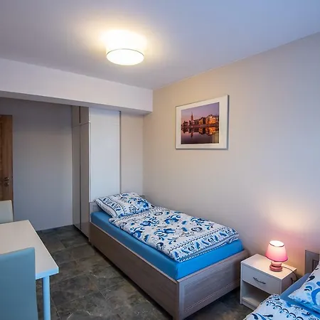 アパート On Foot